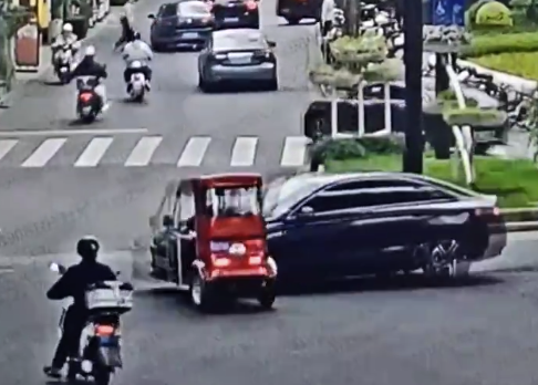 残疾车闯红灯被撞 民警：你全责 还要罚