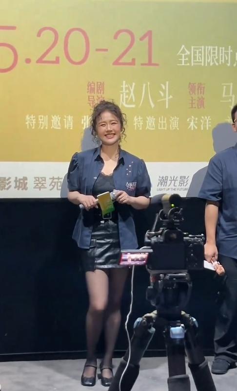 马思纯抹胸黑长裙造型 引发广泛讨论