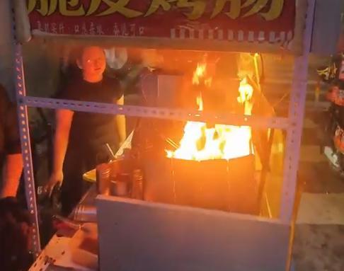 外卖骑手两分钟扑灭烧烤摊位火情 英勇行为获赞