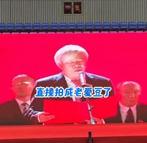 浙大教授因发型走红 自然白发引热议