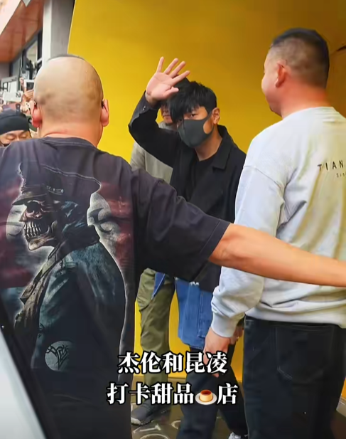 网友在太原偶遇周杰伦 演唱会后发文:看到有些歌迷带着孩子来