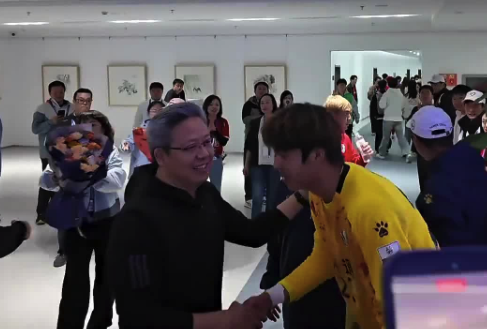 南通市委書(shū)記祝賀南通隊(duì)晉級(jí)“蘇超”決賽,并為兩位門(mén)將獻(xiàn)花