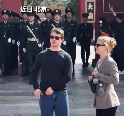 国旗护卫队步履铿锵气场全开 网友：避让路人的动作也很飒