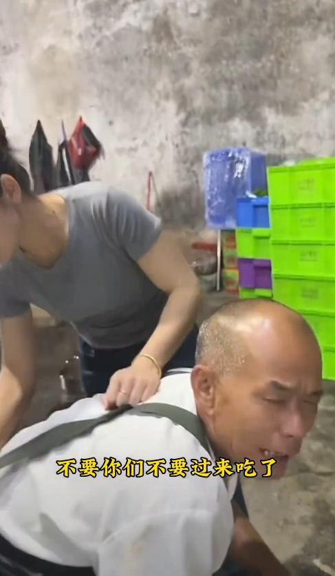 情侣莫氏鸡煲吃完饭花了七小时 小店爆火老板愁