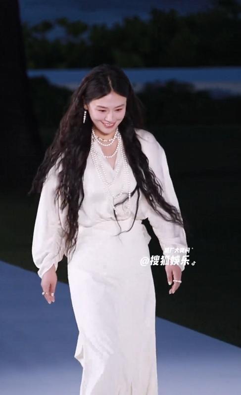 马思纯抹胸黑长裙造型 引发广泛讨论
