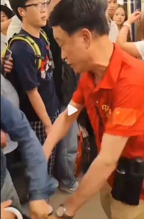 女孩坐爱心座遭老人强拽 家长阻拦 尊老爱幼不应成特权