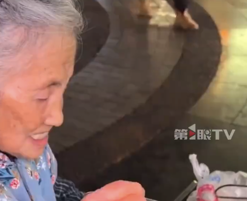 成都蛋烘糕奶奶儿子已因病去世 呼吁：可以不爱但请别伤害