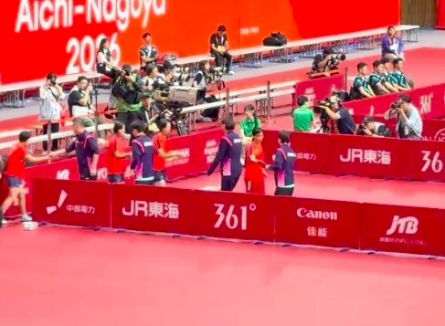国乒3比0朝鲜晋级女团决赛！马琳带领国乒女队和朝鲜队握手