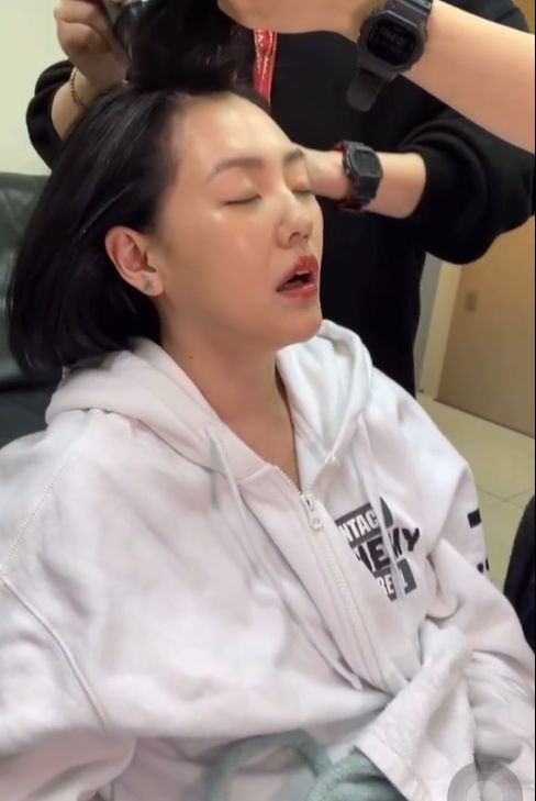 睡眠大帝！小S做造型犯困 张口睡觉毫无偶像包袱