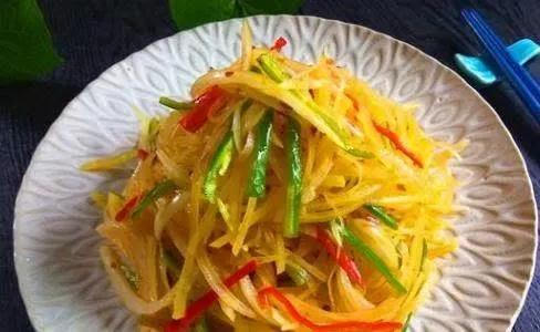 炒土豆丝还在焯水？难怪不脆不入味！大厨这样做，土豆丝越炒越香