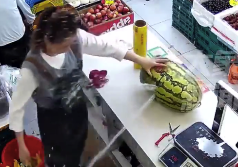 高溫天西瓜切開瞬間噴出兩股水 老板：高溫導致西瓜內(nèi)部壓力大