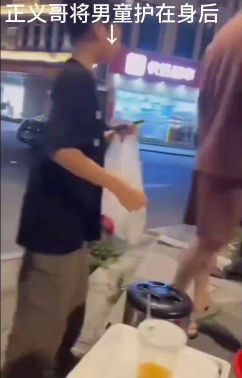 警方回应女子持刀被壮汉制服 现场情况危急引发关注