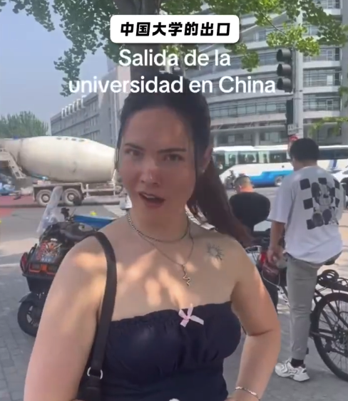 老外震惊国内送外卖放路边！拉美人来国内旅游震惊竟然没有人偷外卖