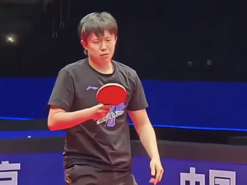 王楚钦备战南京总决赛中看着球拍又出表情包