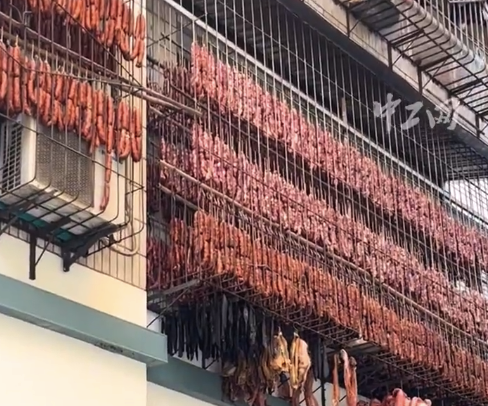 居民窗前惊现“腊肉瀑布” 网友：这大概就是过年的排面吧