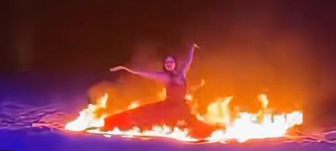 女演员裙子着火被灼伤 园方通报