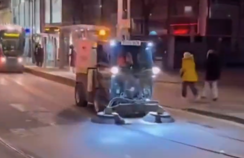 伦敦街头清扫车一路欢唱兰花草 网友：熟悉的音乐一听就知道是中国制造