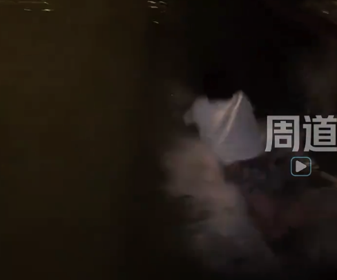 男子深夜遇人溺水果断跳水救起 视频发出后获大量网友称赞