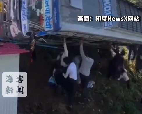 印度一巴士行驶中失控打滑 在悬崖边被一颗树卡住 30名乘客奇迹生还
