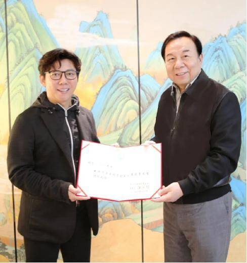 著名歌手、音乐人胡海泉先生担任中华思源工程基金会公益慈善大使