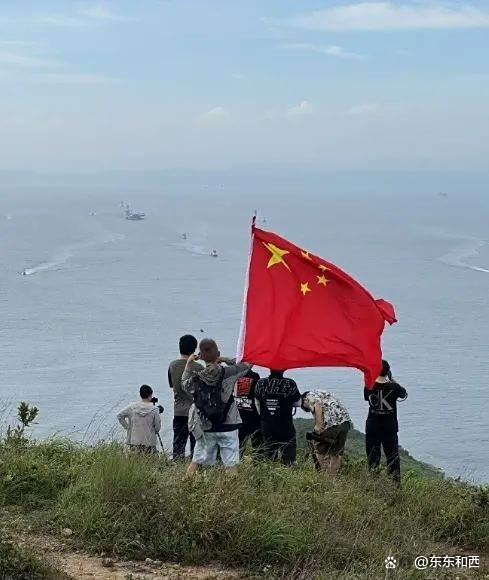 香港12歲女生稱山東艦跟小島一樣大 航母雄姿震撼香江