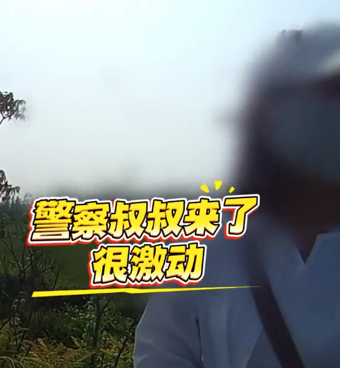女子高速爆胎崩潰一見交警破涕為笑 交警幫換胎后說手臟婉拒握手