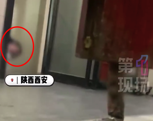 “遇到好几次，很恶心”！女子上公厕多次遭口罩男趴地偷窥