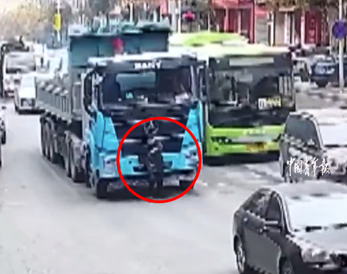 监控拍下行人被卷入大货车车底瞬间!行人横穿马路被卷入车底间隙下生还