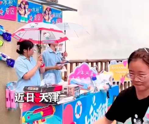游乐园激流勇进区旁“秒撑伞”员工走红 网友：熟练中带着一点心酸