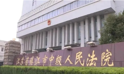 女子上岗半小时摔骨折获赔十万补偿