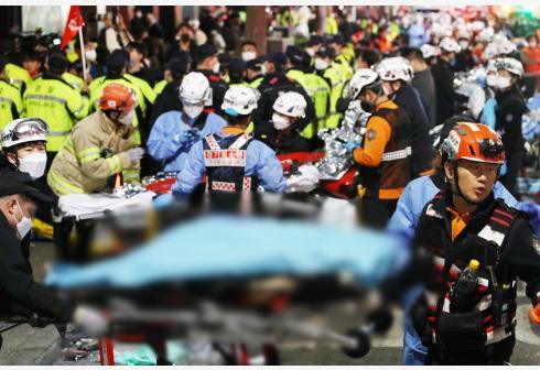 韩踩踏事故现场:300多人叠了近7层 目击者讲述惊魂一幕