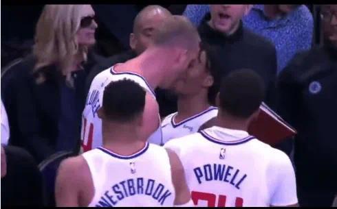 海兰德普拉姆利场边冲突，队友上前将两人拉开