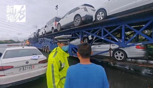 高速惊现52米“贪吃车”！民警：你这不是火车啊