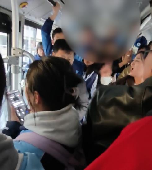 警方通报“男生制服猥亵犯” 见义勇为获赞