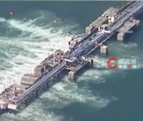 日本海底发现250公斤级哑弹 日本预演引爆海底哑弹掀起巨大波浪