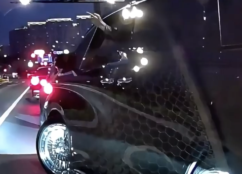 黑车占两条道行驶 女子正常超车后被别停遭对方挑衅