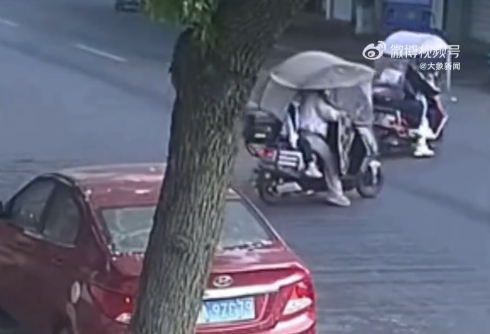 女子騎車載2娃過馬路遭摩托撞擊 提醒：不管任何時候都要減速慢行！