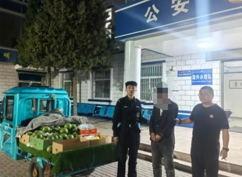 摊贩违法被拘 民警帮忙卖光水果