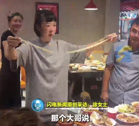 女子在餐厅尝试甩面 失误甩飞粘在邻桌大哥背上 