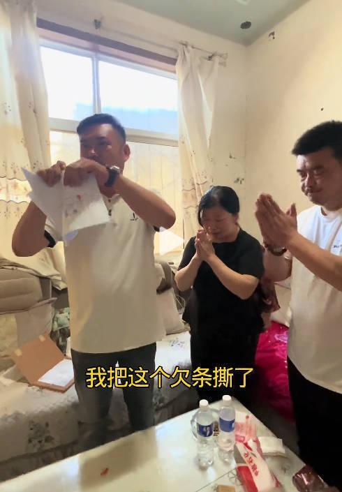 卡車司機(jī)去世 車商當(dāng)場撕掉借條 卡友千里護(hù)送回家