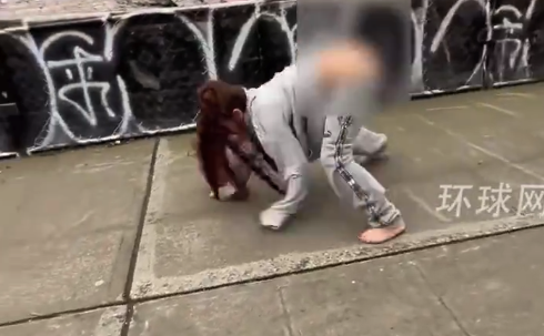美国一女子在大街上行为怪异:裤子半坠在腿上,手脚并用在地上爬行