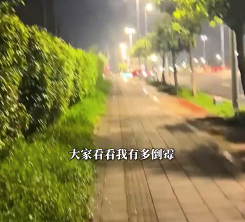 广州小伙骑车被乌云追着下雨 网友：雨神萧敬腾看了都觉得离奇