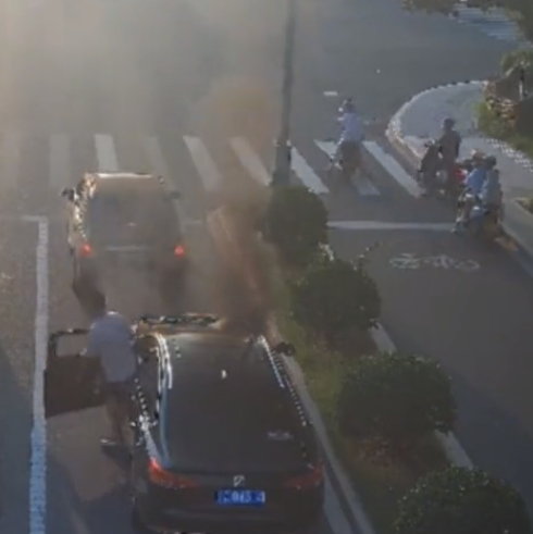 浙江一车主开着轿车去报废，半路车子突然 “火” 了！车龄9年，事发前行驶状态稳定