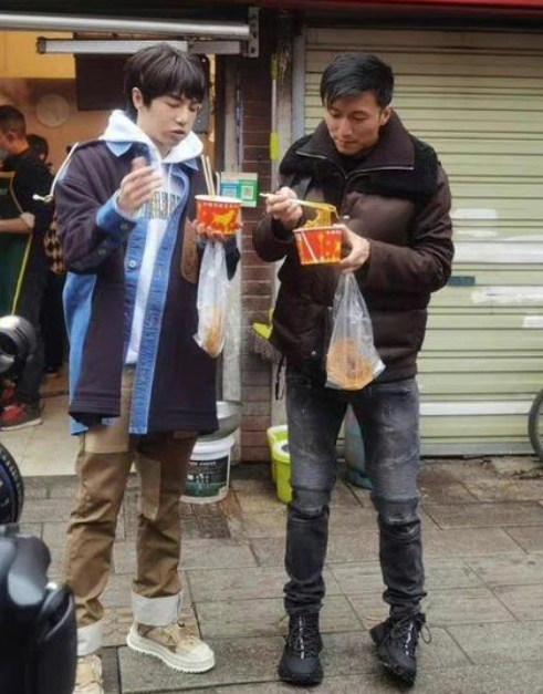 谢霆锋现身小餐馆被偶遇与路人亲切合影竖大拇指