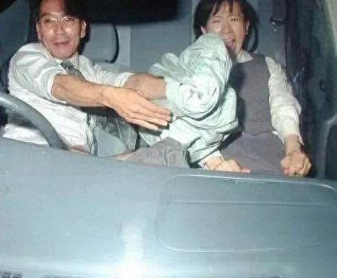 女子在自家车内等老公，陌生男子走了过来，随后一幕让人后背发凉