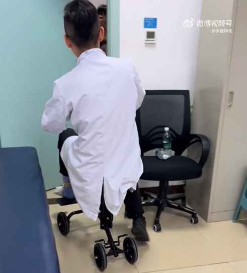 骨科大夫骨折后騎著小車坐診 網(wǎng)友：醫(yī)生是特別值得尊敬的職業(yè)
