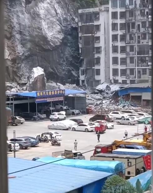 广西一地突发山体滑坡直冲居民房前 无人员伤亡报告