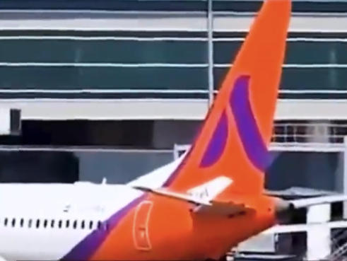 印度客机滑行时机翼插入待飞客机尾翼 