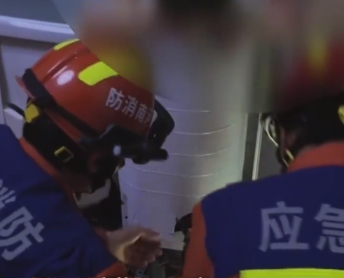 消防员手动破拆洗衣机营救男童 消防提醒