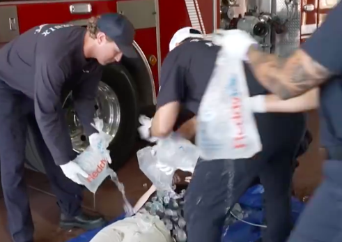 美国消防用冰袋冷却法治中暑 记者亲身体验：确实，很快我就凉了